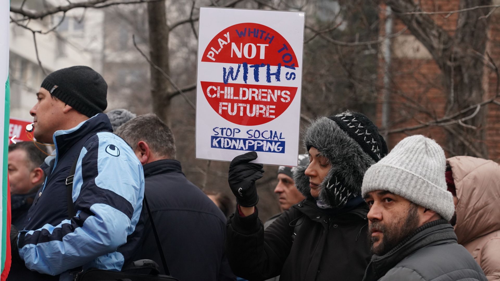 Десетки граждани се събраха пред германското посолство в София за