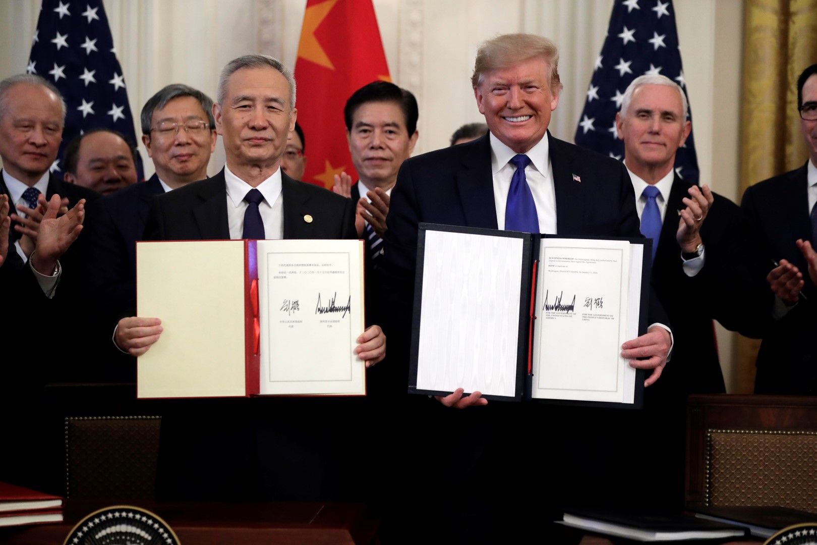 Президентът Доналд Тръмп и китайският вицепремиер Лю Хъ подписаха първата фаза от споразумението за уреждане на двустранните търговски спорове на церемония в Белия дом
