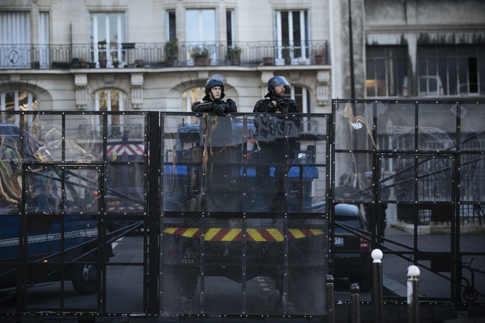 Френски спец полицаи застанали край барикада на улица в Париж по време на демонстрация на протестиращи