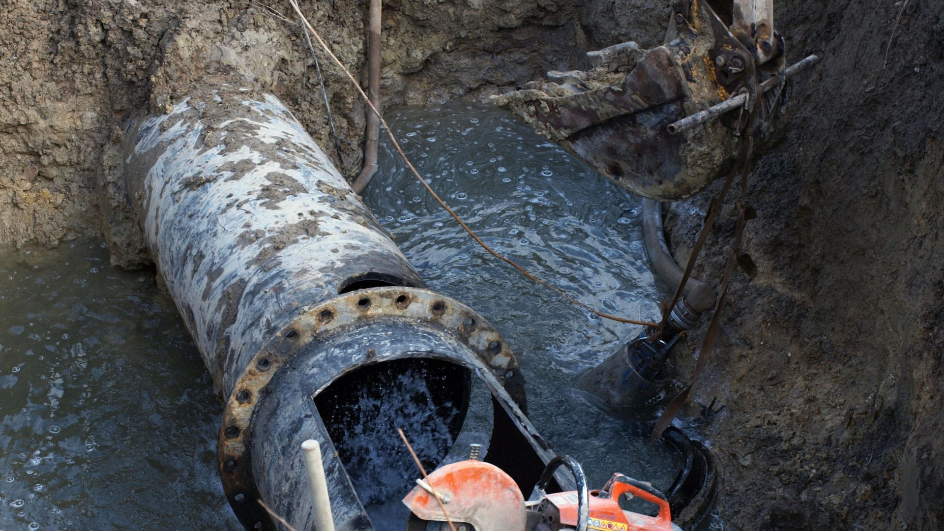 Голяма авария възникнала по магистралния водопровод към Свищов ограничава водоподаването