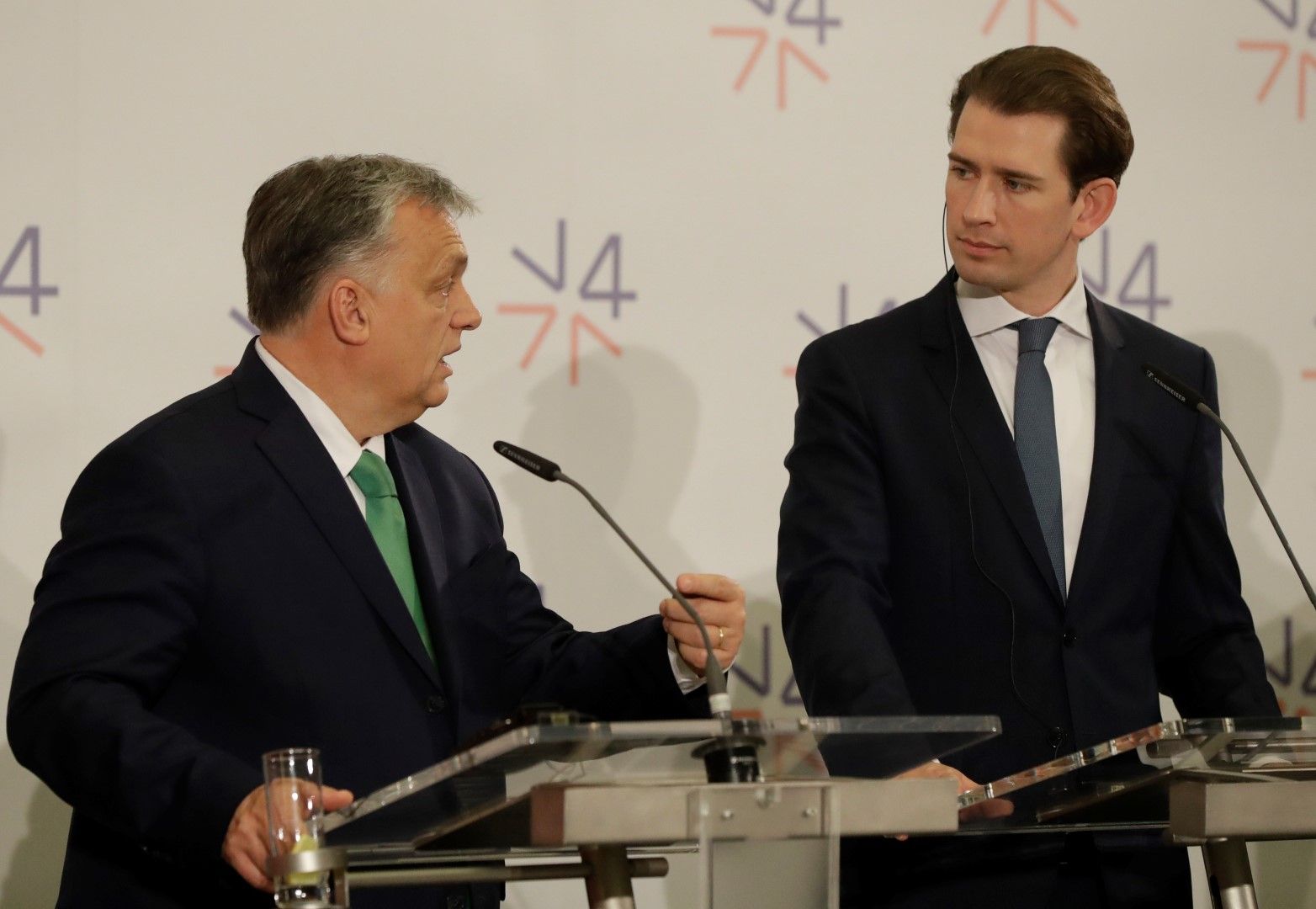 Австрийският канцлер Себастиан Курц е против страни като Унгария и Словакия да получават европейски пари за ядрена енергетика. Курц и премиерът на Унгария Виктор Орбан се срещнаха в Прага на 16 януари, където гостуваха лидерите на страните от Вишеградкста