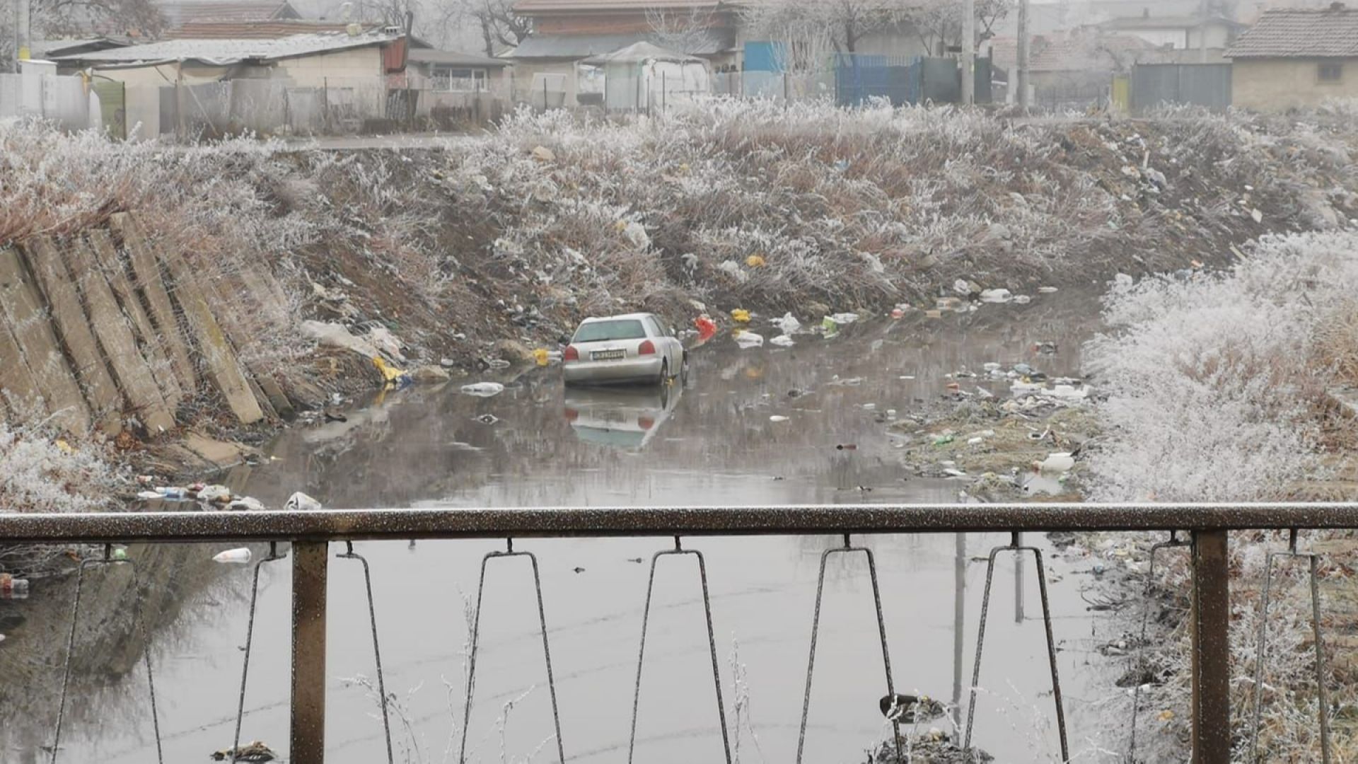 Автомобил е паднал във Владайска река на ул Лавандула в