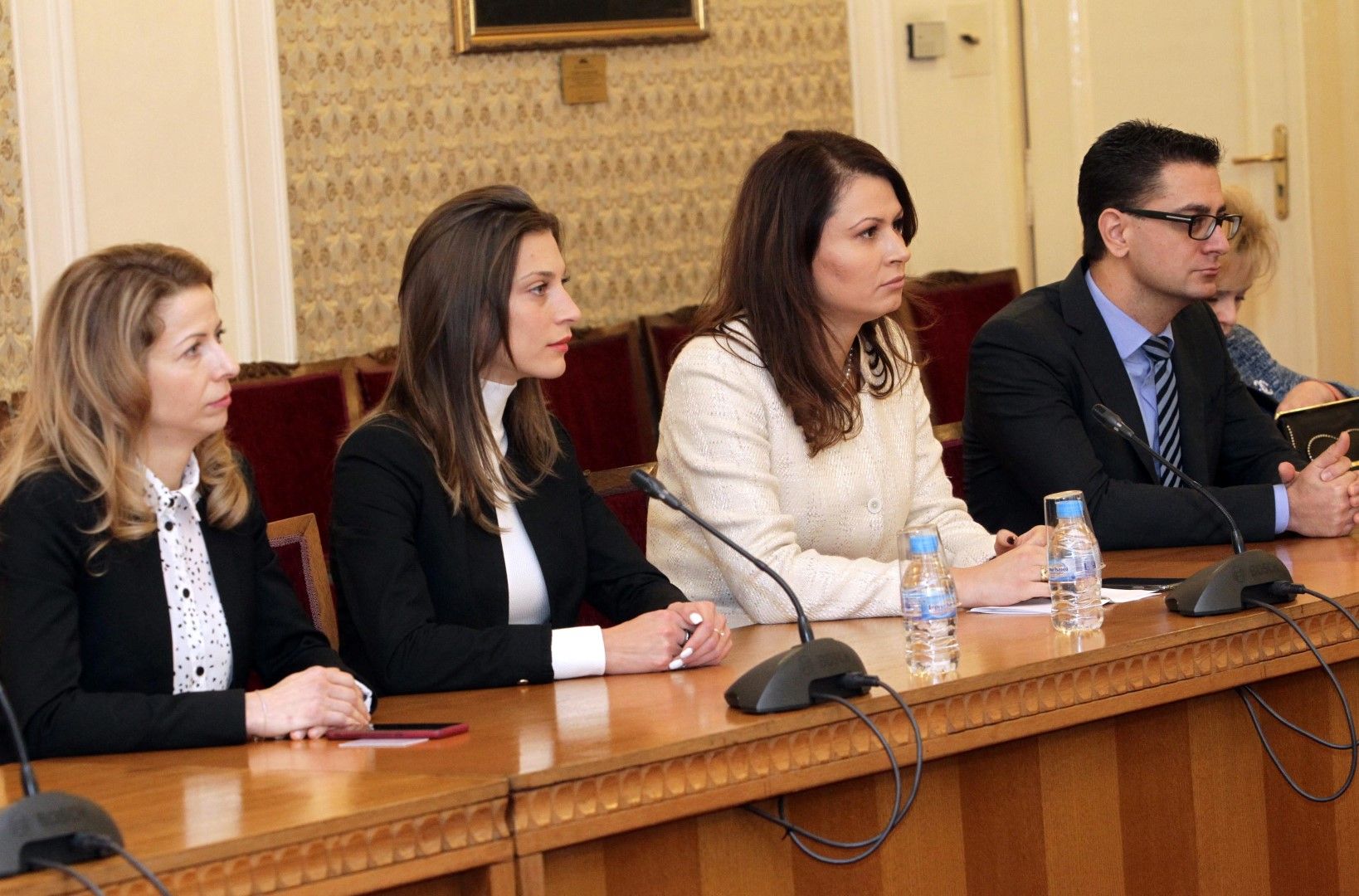 Заместник-председателят на ПГ "Воля - българските родолюбци" Кръстина Таскова (втората вдясно) и депутати от партията при преговорите с БСП