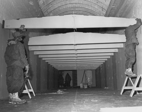 Изграждане на вътрешно помещение в тунелита на "Кемп Сенчъри"