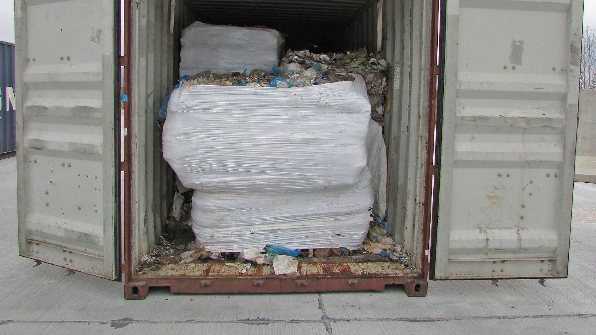 Прокуратурата във Варна разследва 25 контейнера с отпадъци от Италия