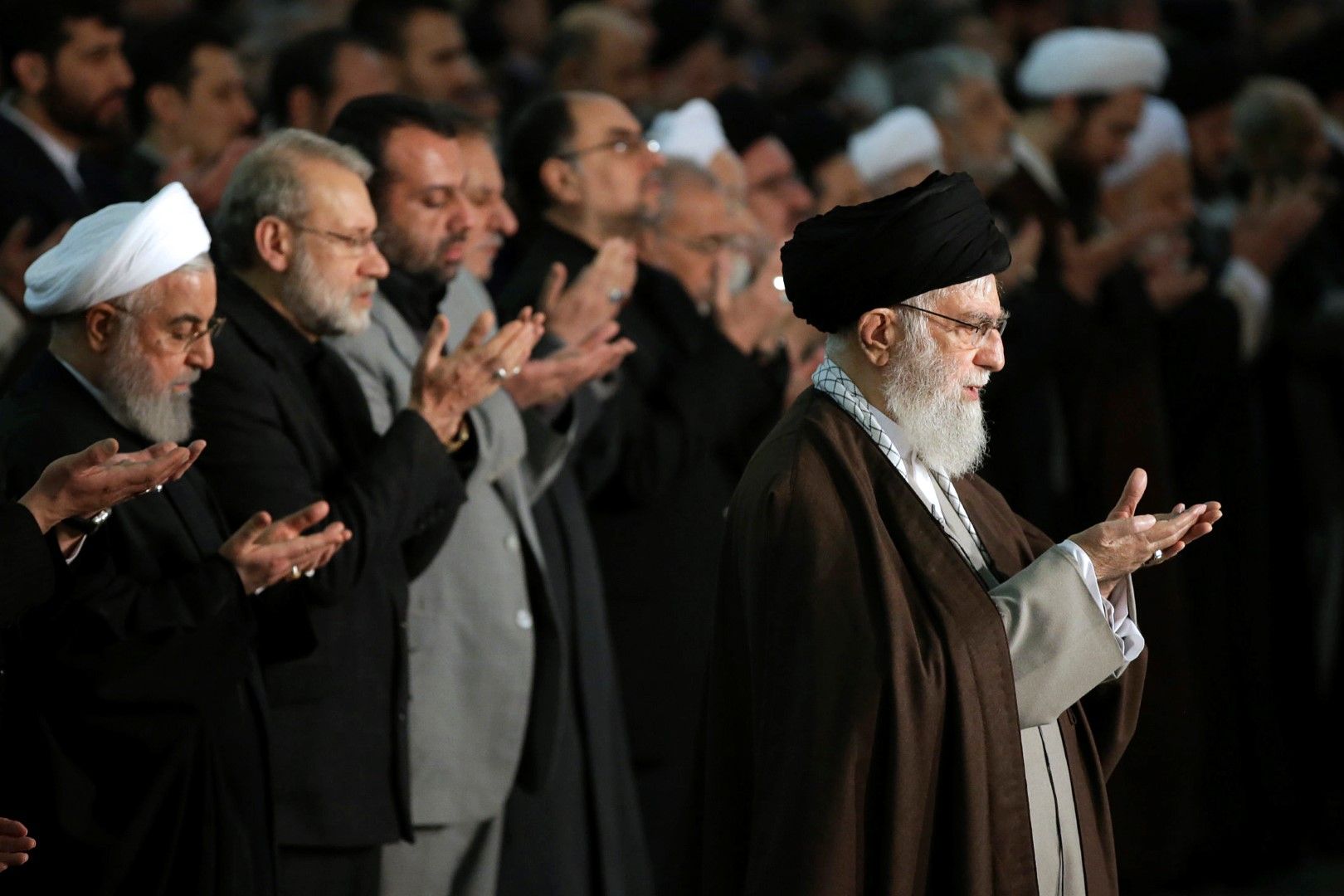 Аятолах Хаменей по време на петъчната молитва на площада в Техеран. Зад него вляво е президентът на Иран Хасан Рохани