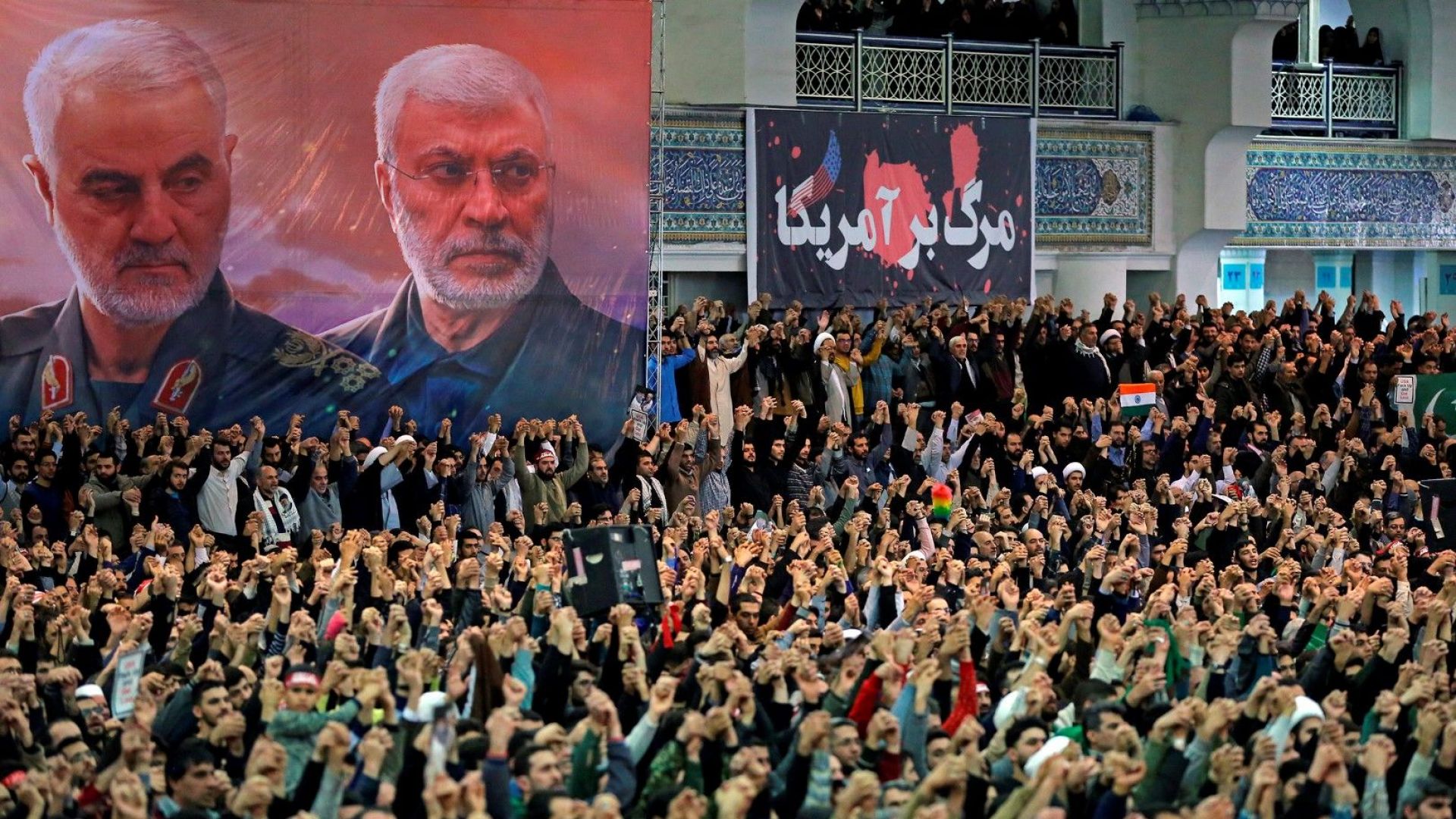В молитва на площада аятолах Хаменей защити военните за свалянето на самолета