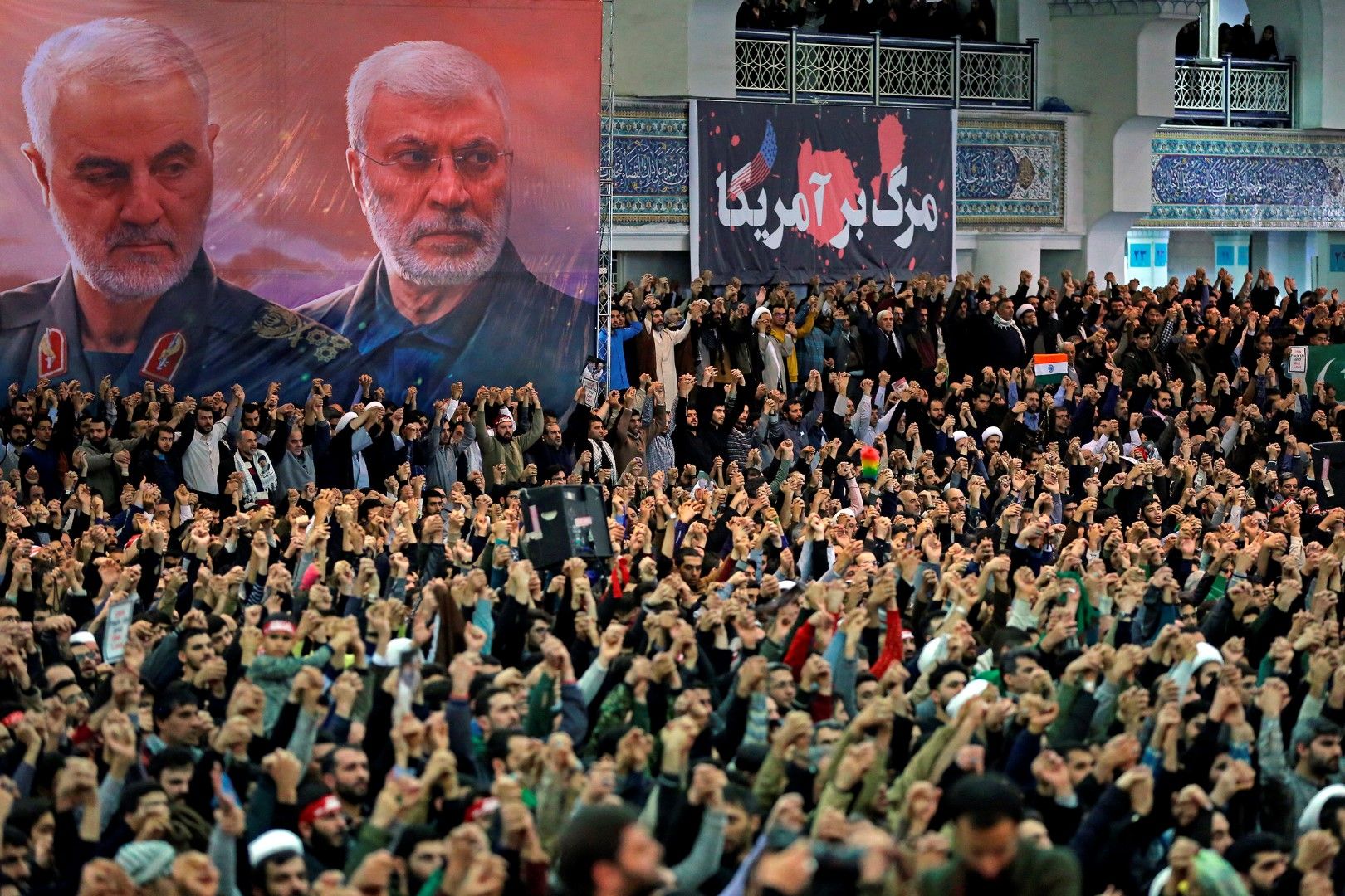 Плакати на убитите генерал Касем Хосейни и иракският командир на шиитските милиции Абу Махди Ал-Мухандис по време на петъчната молитва в Техеран, която изнесе аятолах Али Хаменей. Снимката е разпространена от офиса на аятолах Хаменей