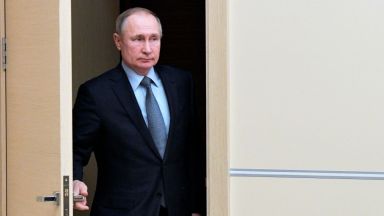 Мерят температурата на всички присъстващи на срещи с Путин в Кремъл