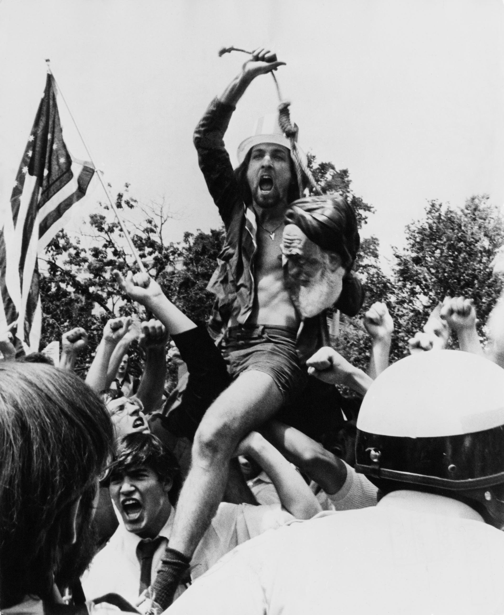 Американец размахва чучело на Хомейни на протест във Вашингтон през 1980 г.