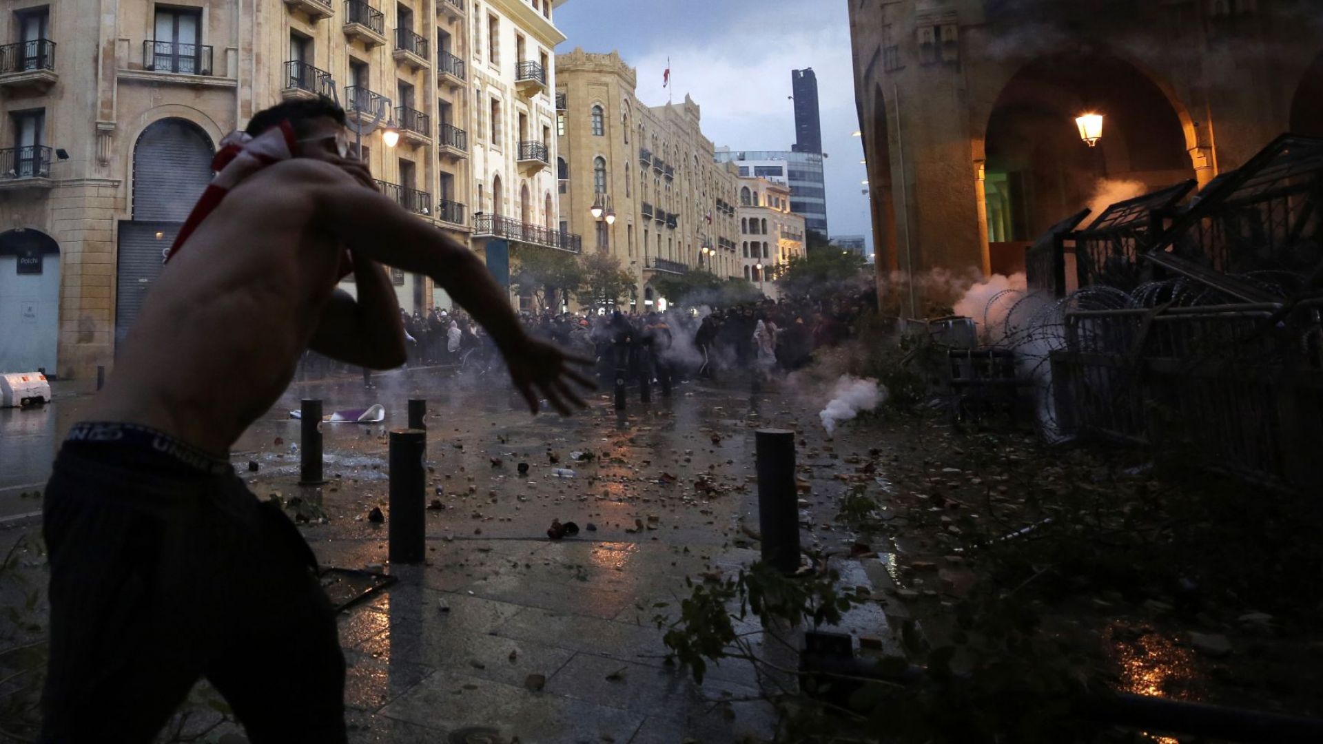 Десетки ранени при сблъсъци между полицията и демонстранти в Бейрут (снимки, видео)