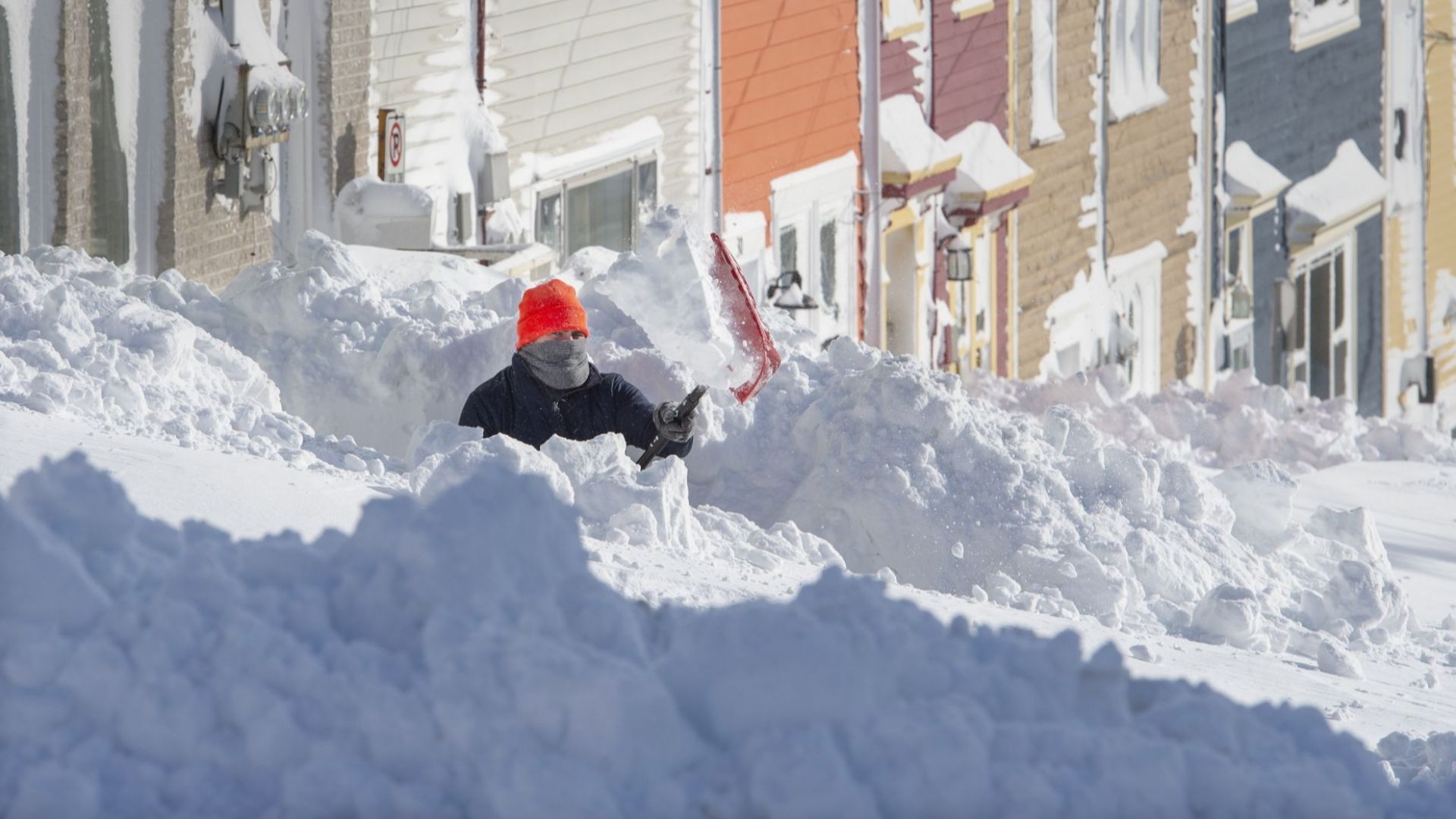76 см сняг в Канада, армията помага на жителите (снимки, видео)