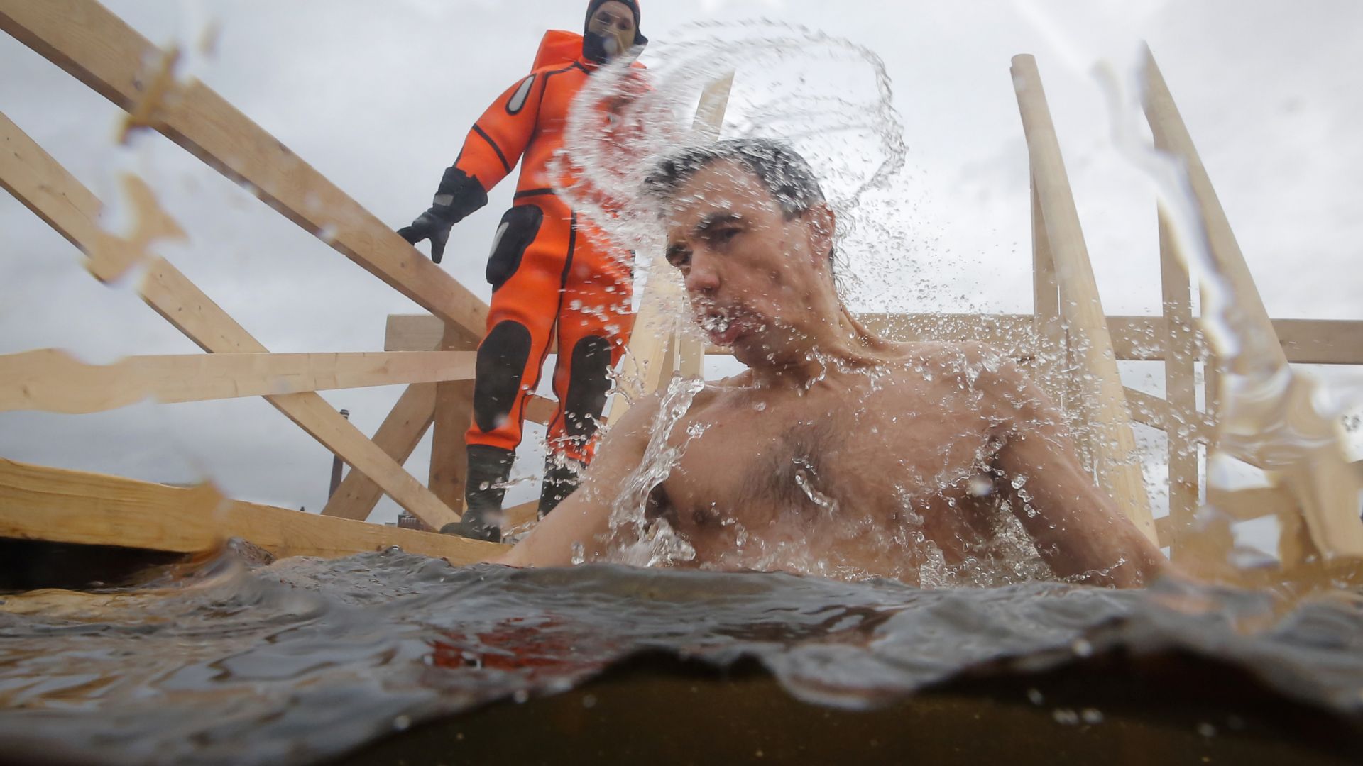 Милиони смели руснаци участваха днес в традиционните къпания в ледени