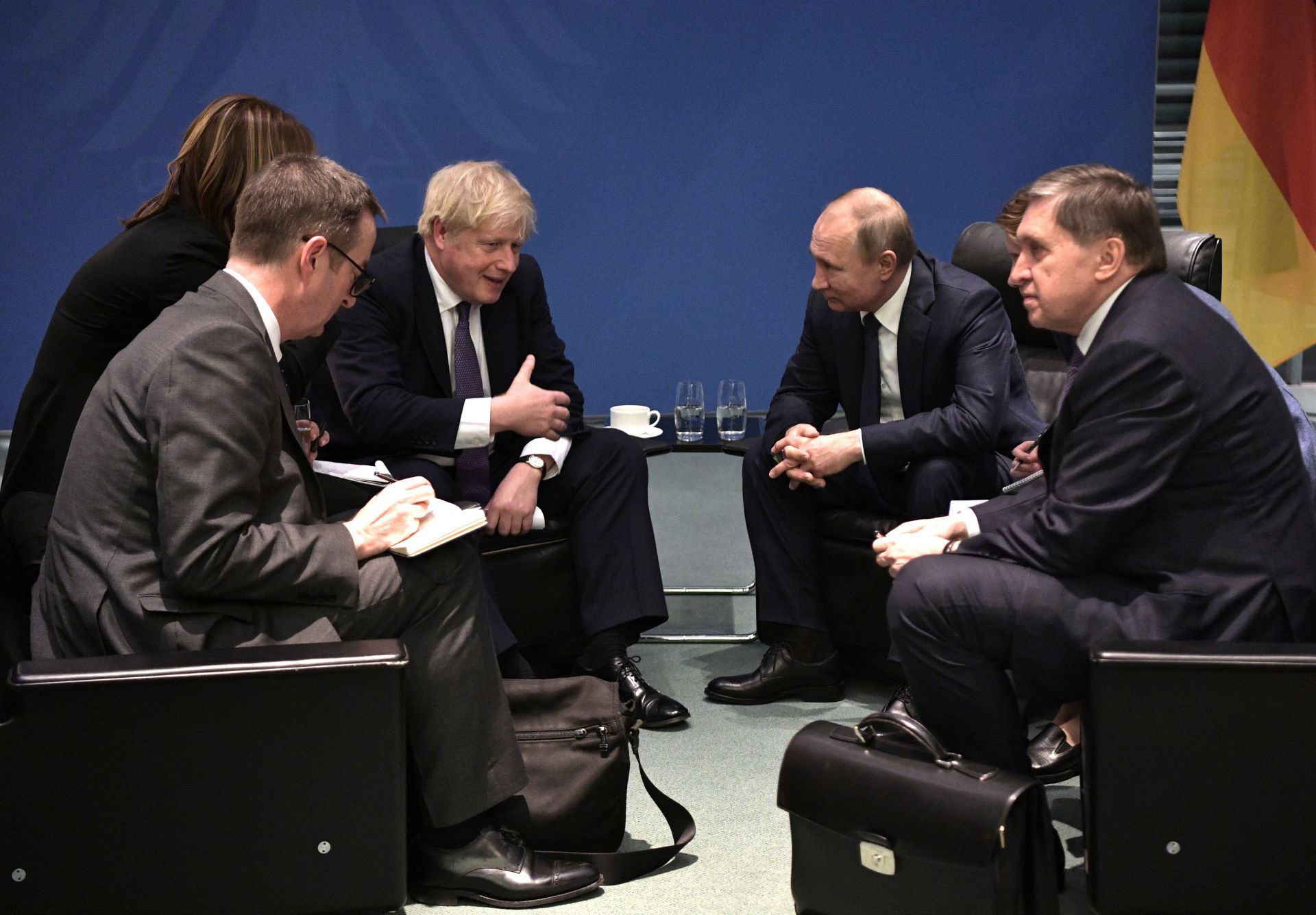 Британският премиер Борис Джонсън и руският президент Владимир Путин се срещнаха днес в кулоарите на конференцията за Либия в Берлин