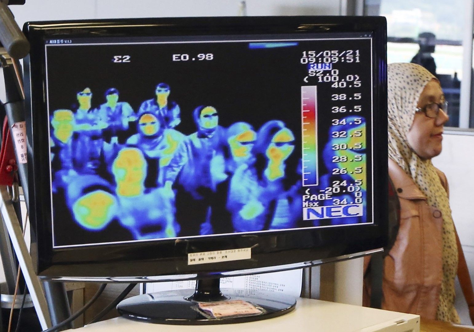 Термокамера показва телесната температура на преминаващите през контрол на летището в Сеул. Проверка за наличие на вируса MERS, 2015 г. На 8 януари 36-годишна китайка беше вкарана в изолатора на летището с проявени симптоми на новата пневмония