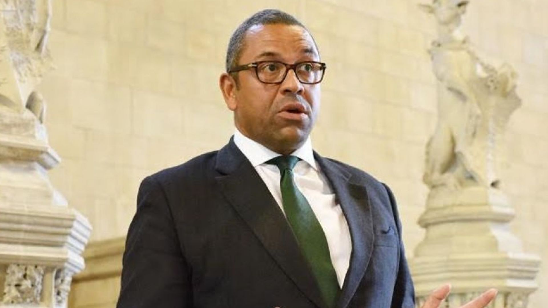 Британските консерватори съобщиха днес че правителството обмисля да премести Камарата