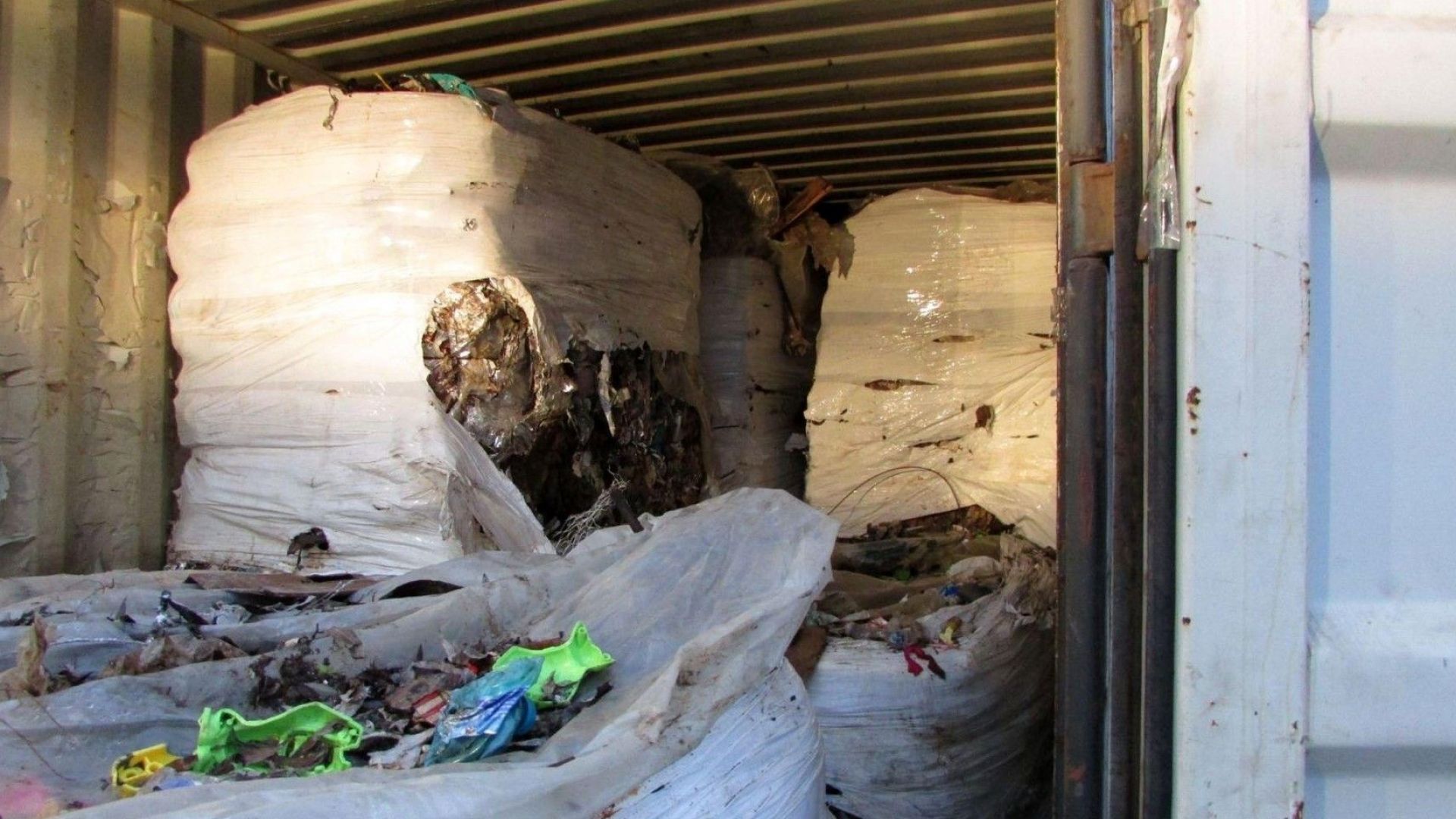 Италианският боклук в Бургас се оказа безопасен