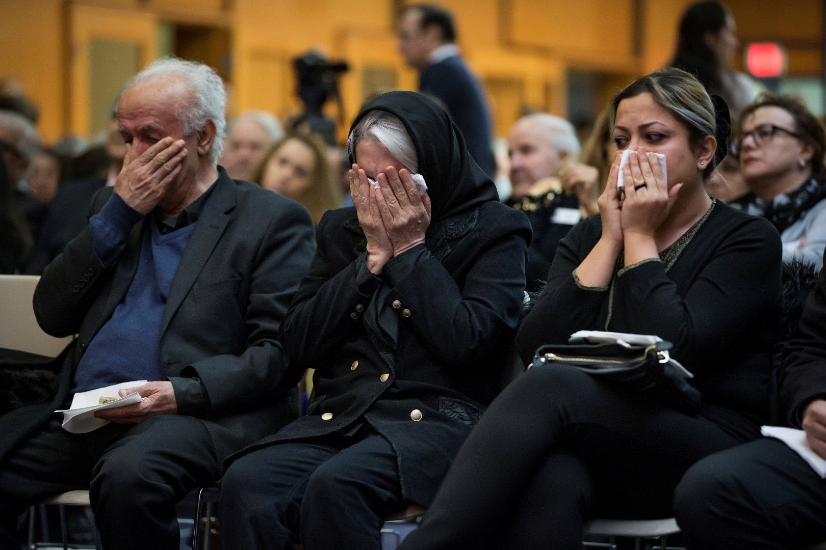 Ахмад Ахмади, отляво, съпругата му Форо Хамиди и Банафшех Раззаги оплакват във Ванкувър, Канада, загубата на своите роднини, загинали при катастрофата с украинския самолет в Иран на 8 януари