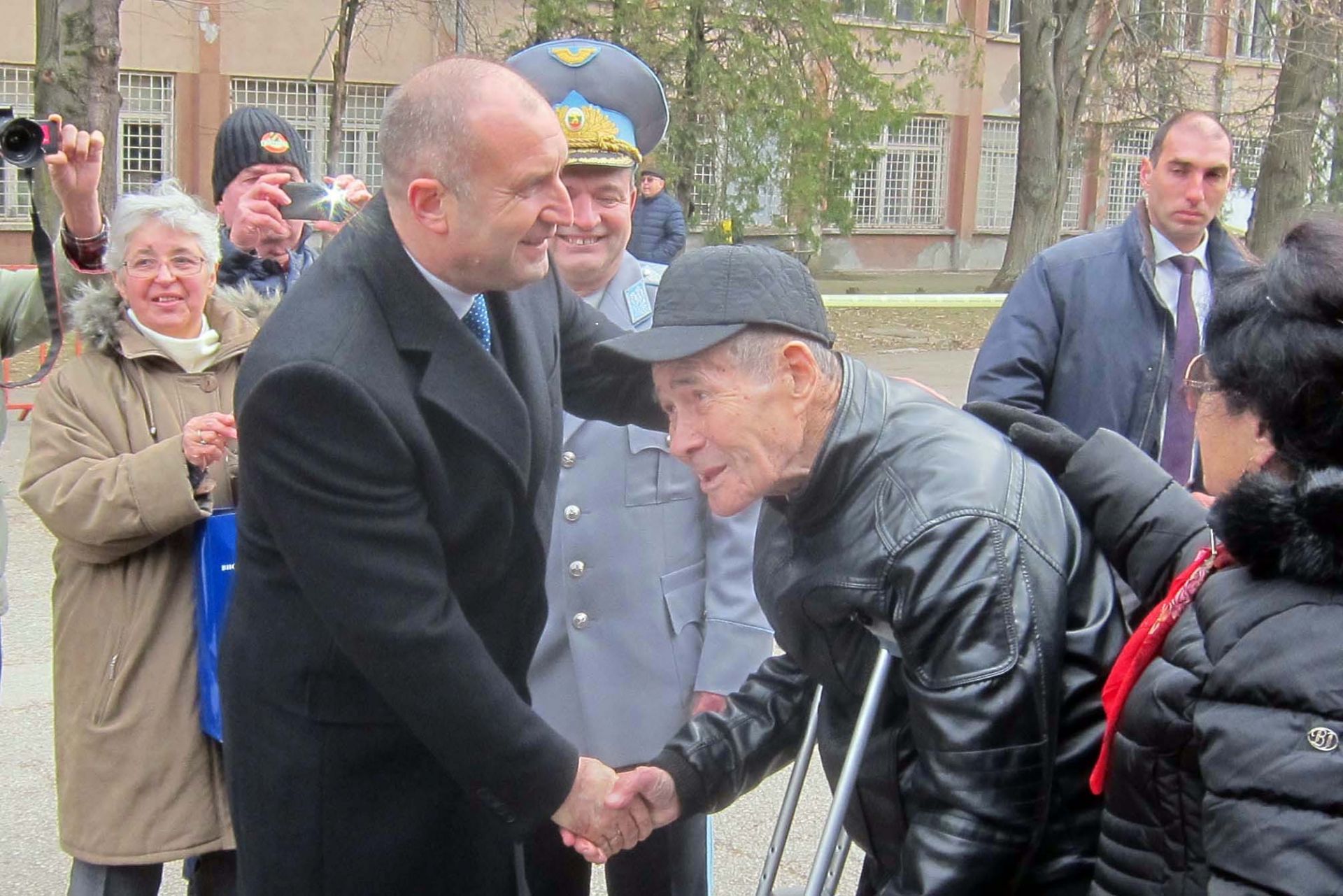 Президентът Румен Радев се срещна и разговаря с част от ветераните летци и авиоспециалисти, които бяха гости на тържеството