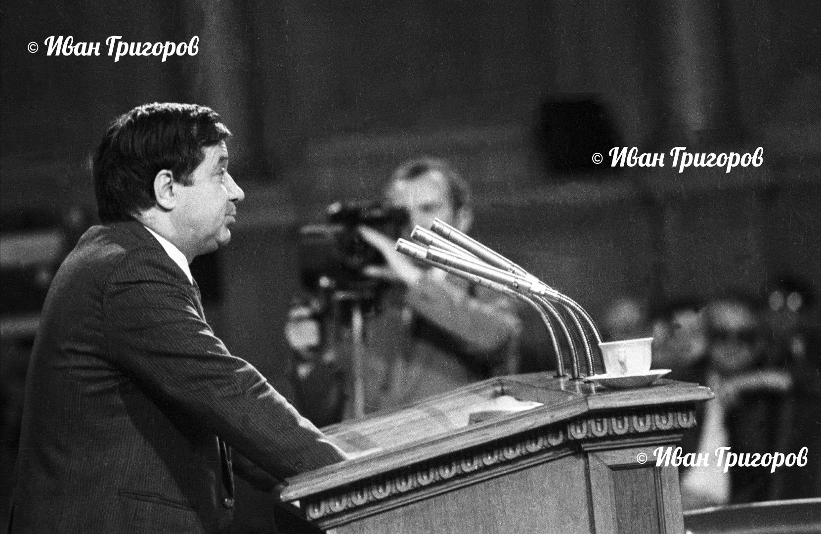 Благовест Сендов на парламентарната трибуна след 10 ноември 1989 г. , по време размирните заседания на Народното събрания покрай избора на Петър Младенов 