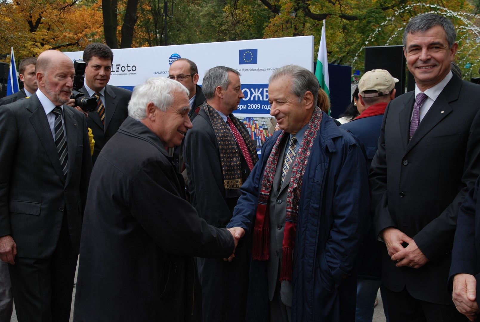 Акад. Сендов поздравява Жельо Желев ( вляво Симеон Сакскобургготски, вдясно Стефан Софиянски), 2009 г. 