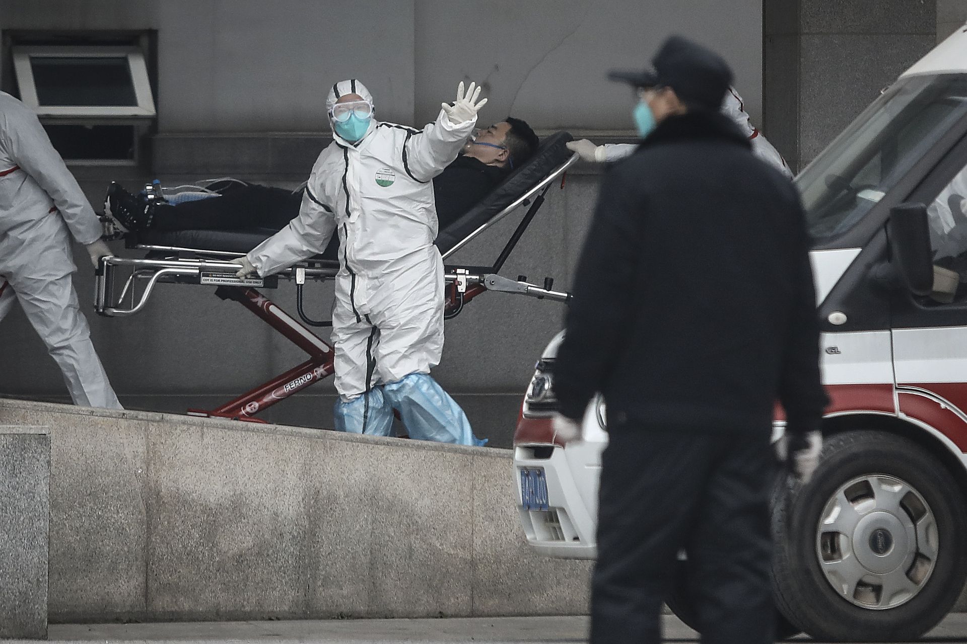 Медицински екип транспортира пациент в болница "Жин Интан" в гр. Ухан, Китай. На 17 януари местните здравни власти потвърдиха за втори починал от наподобяващия пневмония вирус.