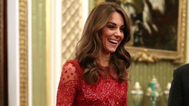 Блестяща в червено – Кейт озари Бъкингамския дворец