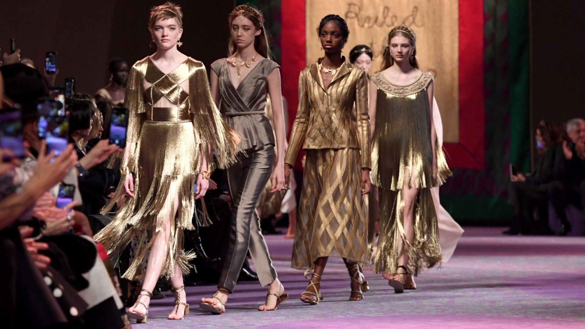 Богини в златно: Колекцията на Dior впечатли Седмицата на висшата мода в Париж