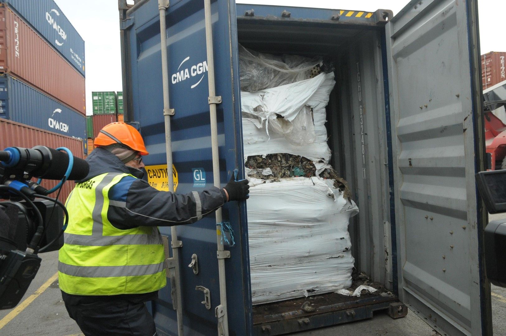 20 контейнера с боклуци, внос от Италия, се намират на бургаското пристанище, 20 януари 2020 г.