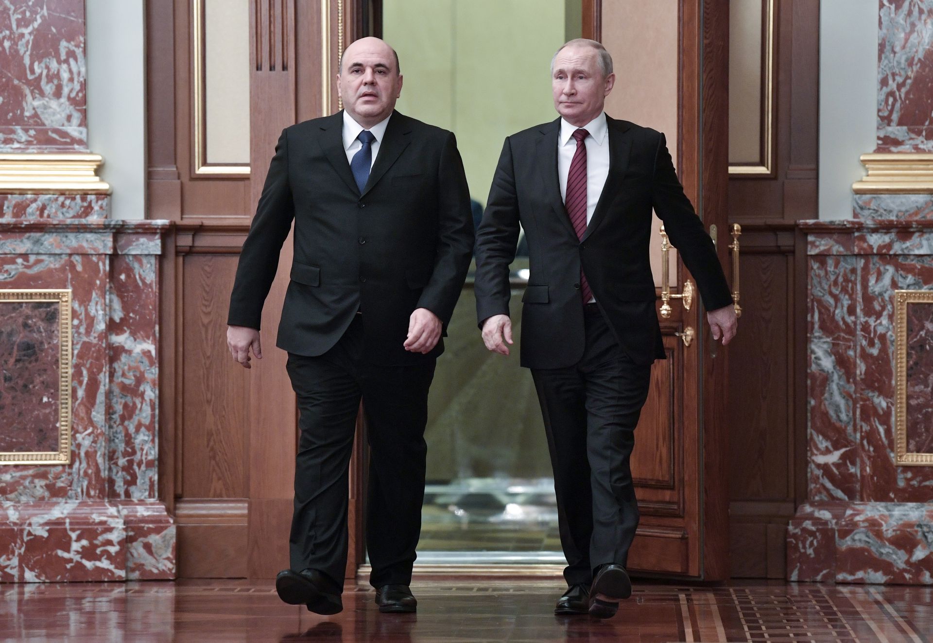 Михаил Мишустин се излекува, докато Владимир Путин работи онлайн, за да не се зарази