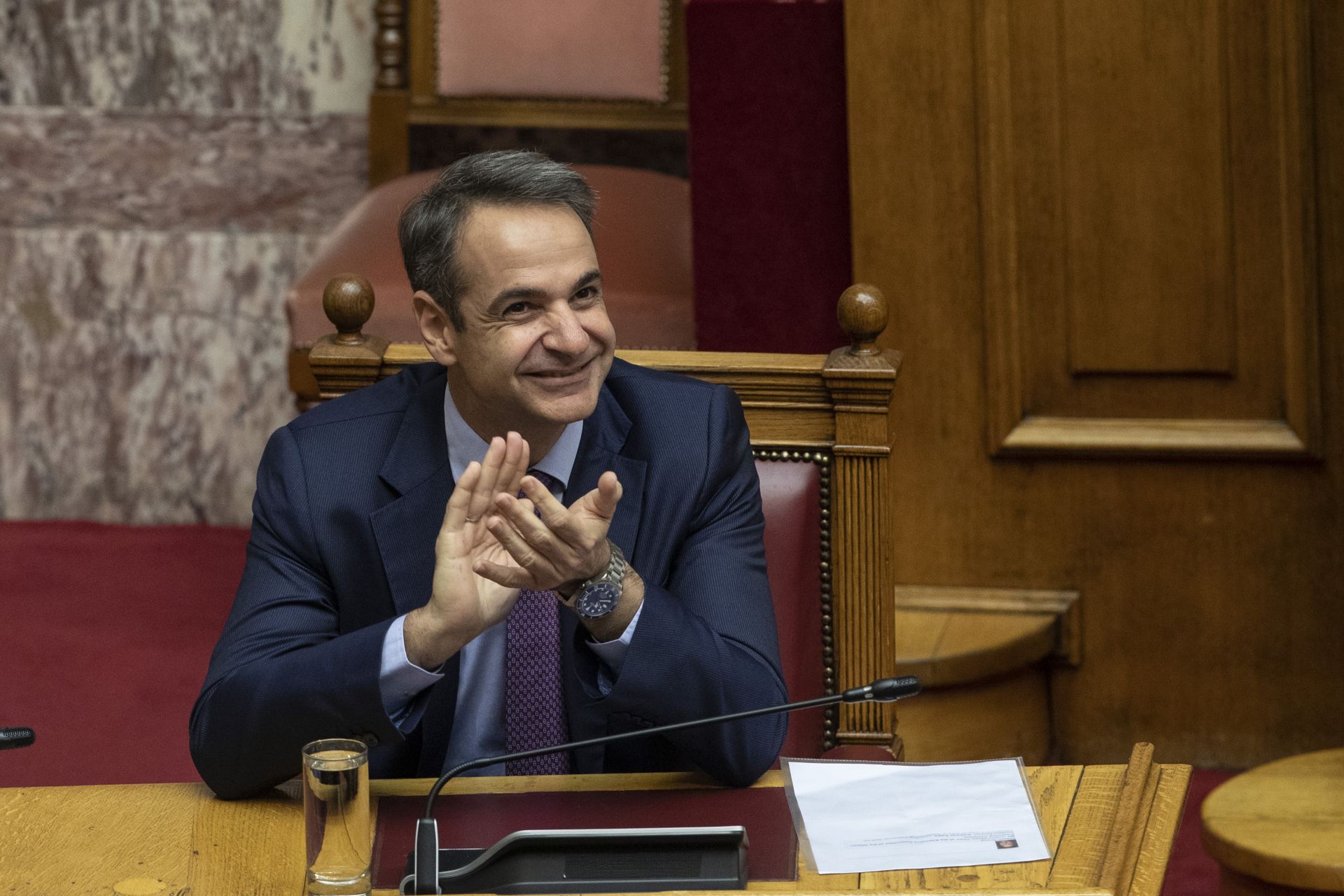 Гръцкият премиер Кирякос Мицотакис аплодира избора на новия гръцки президент