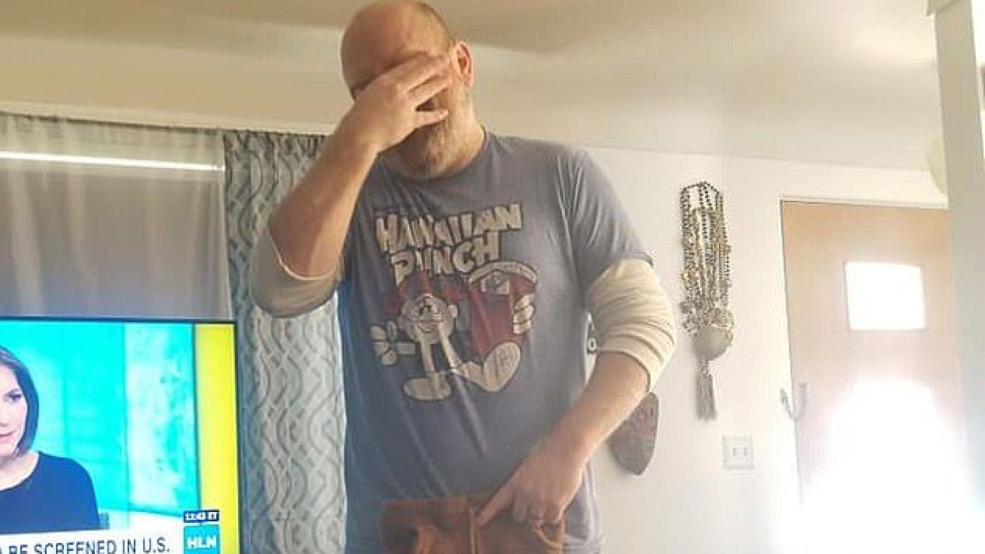 Червени чорапи с бяло пране забравен портфейл в джоба