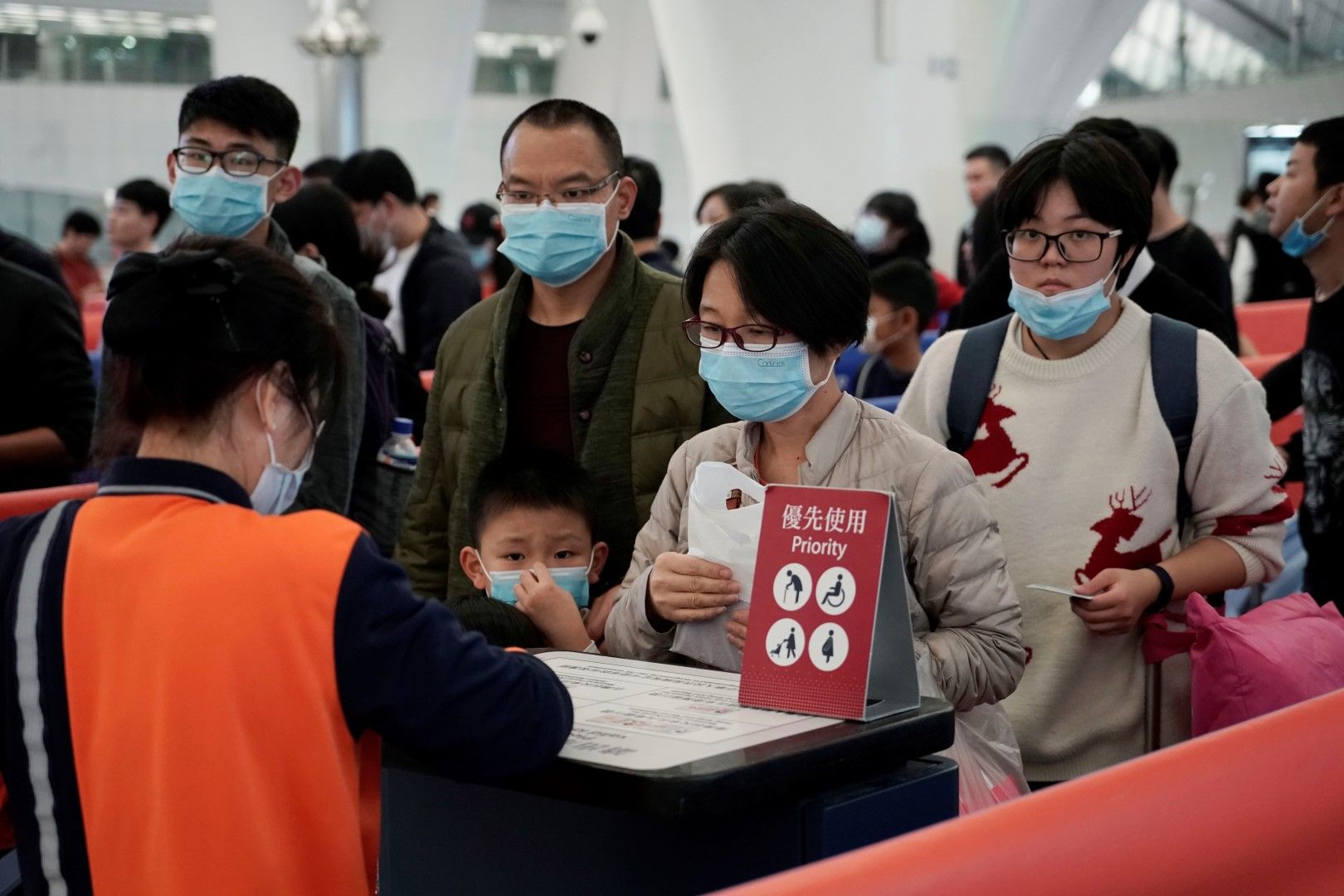 Пътниците носят маски, за да предотвратят избухването на епидемия от новия коронавирус във високоскоростната жп гара в Хонконг, 22 януари 2020 г.