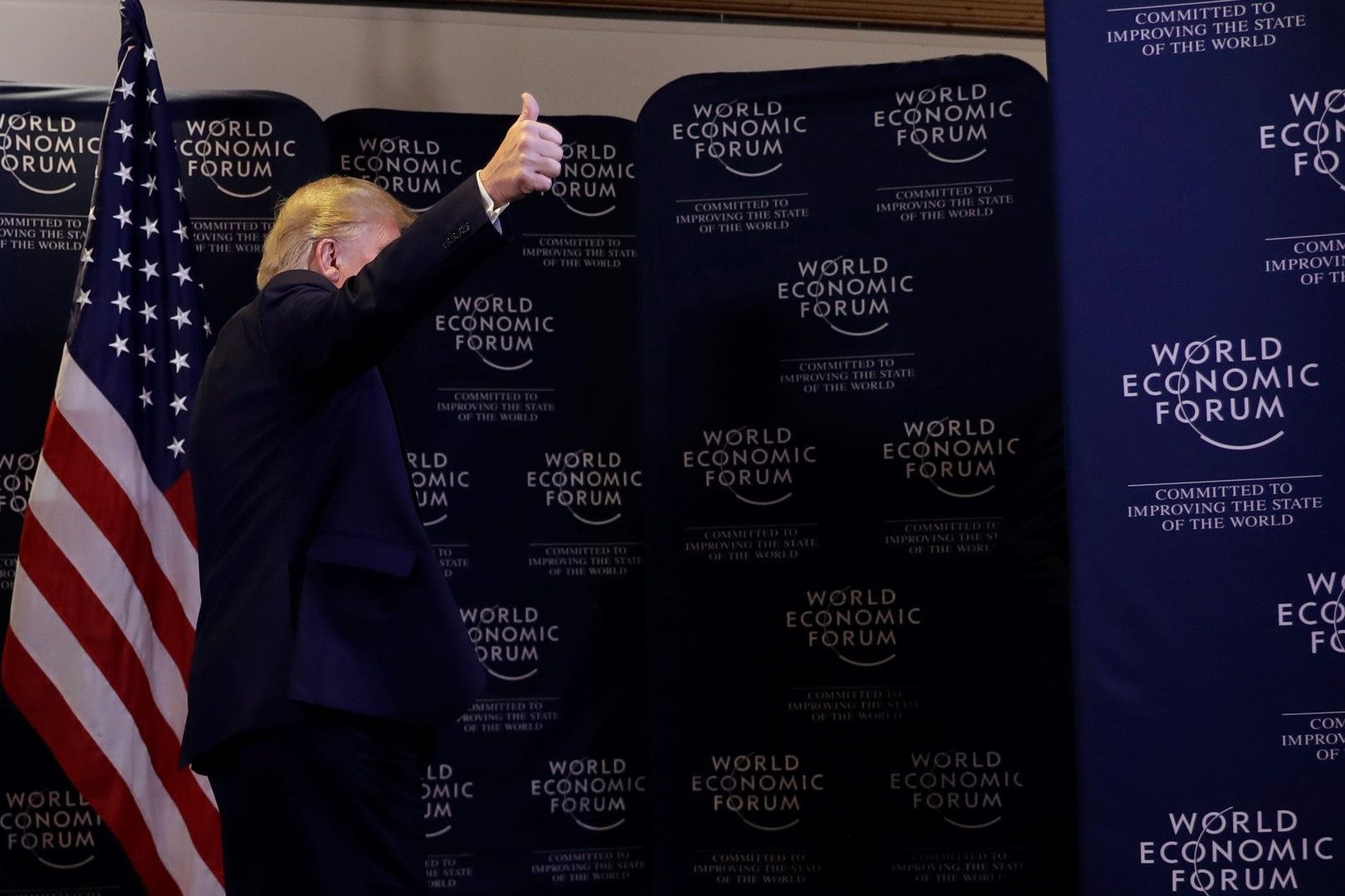 Доналд Тръмп излиза от залата след пресконференция на форума в Давос