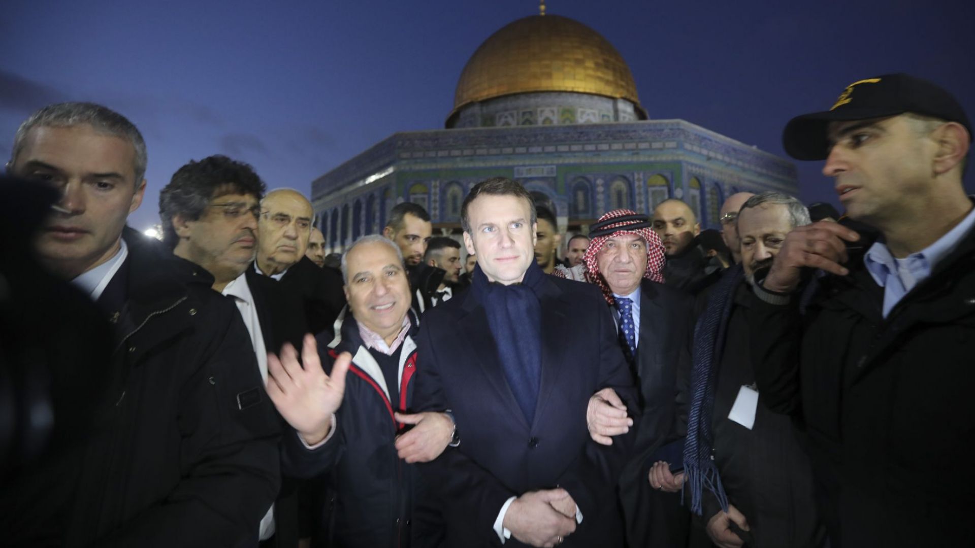 Френският президент Еманюел Макрон се скара на израелски полицаи, влезли