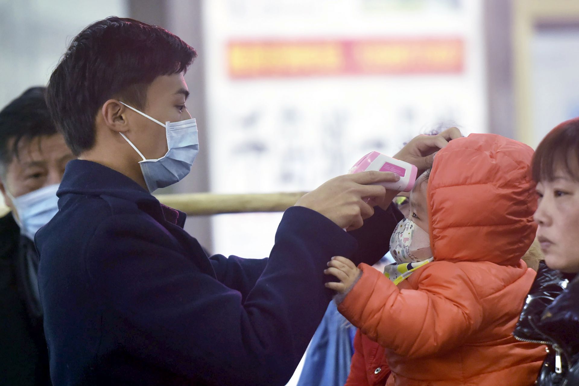 В Китай мерят температурата дори на бебетата, които пристигат на летищата