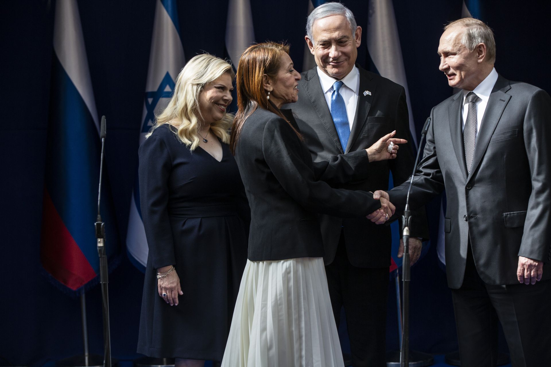 Владимир Путин разговаря с жената в присъствието на израелския премиер Бенямин Нетаняху