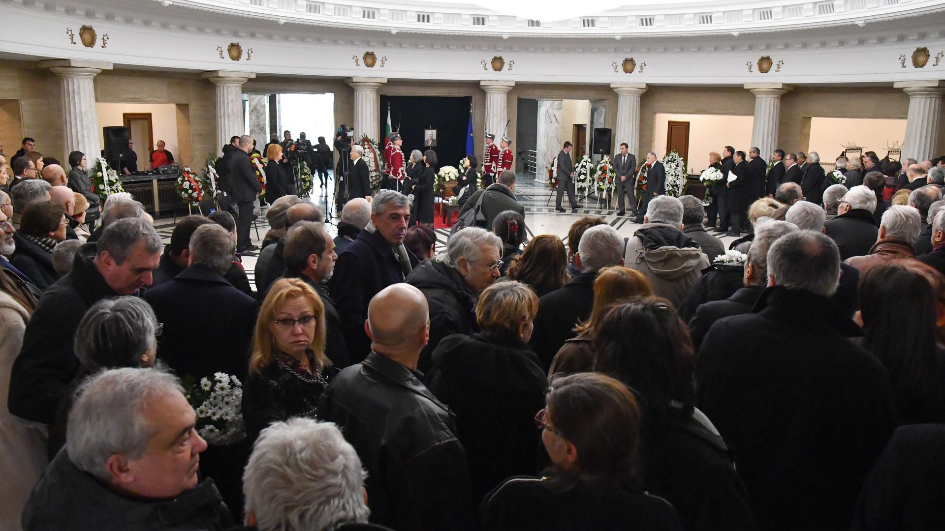 Човекът когото изпращаме днес акад Благовест Сендов е брат