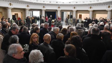 Воин с щит и меч, но и учен с бял лист: Последно сбогом за Благовест Сендов (снимки)