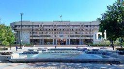 Затвориха за 24 часа сградата на община Русе