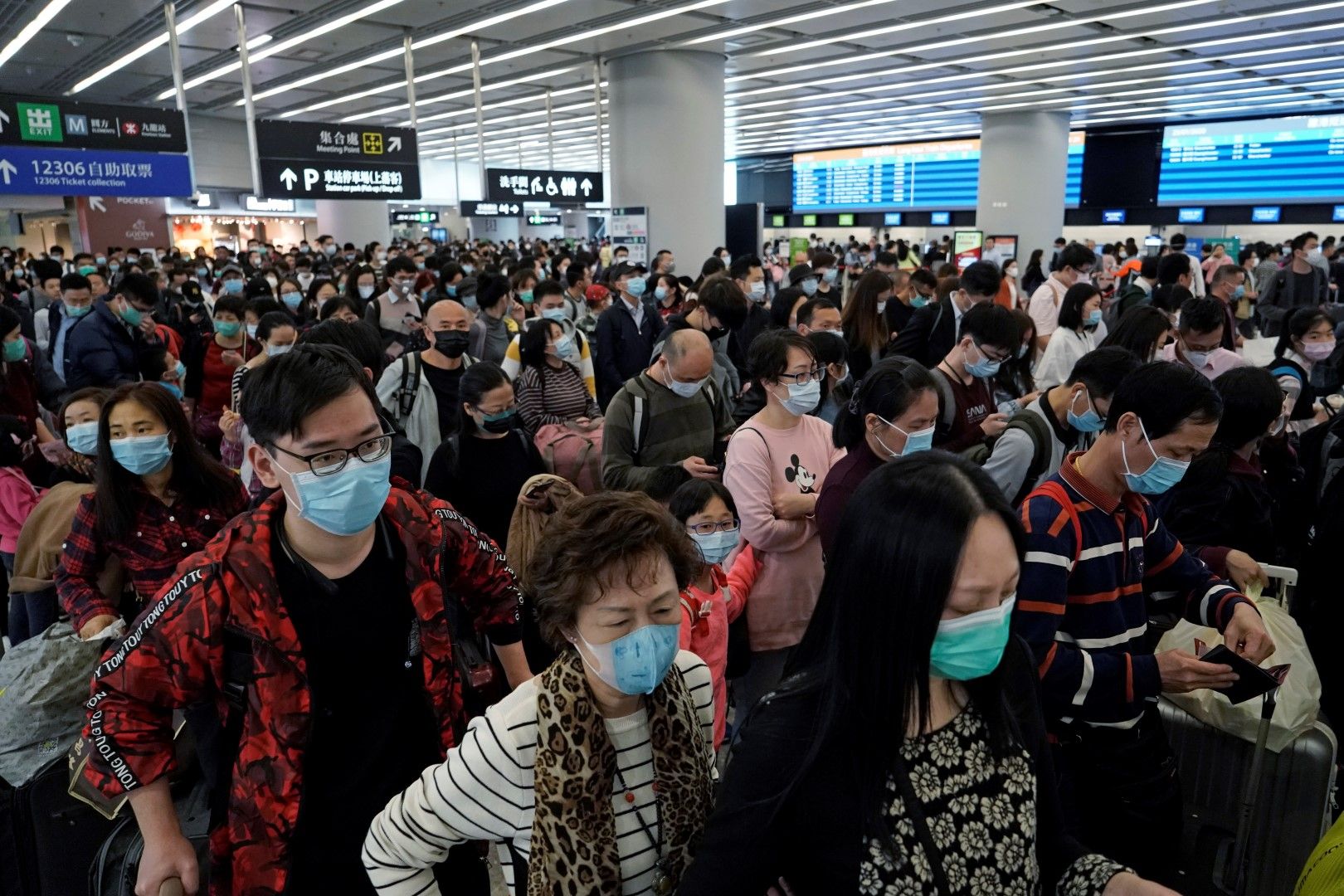 Пътниците носят предпазни маски на жп гарата в Хонконг