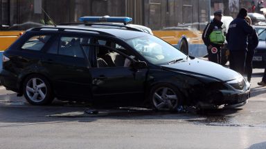 Удар в стълб на столично кръстовище отне човешки живот (снимки)