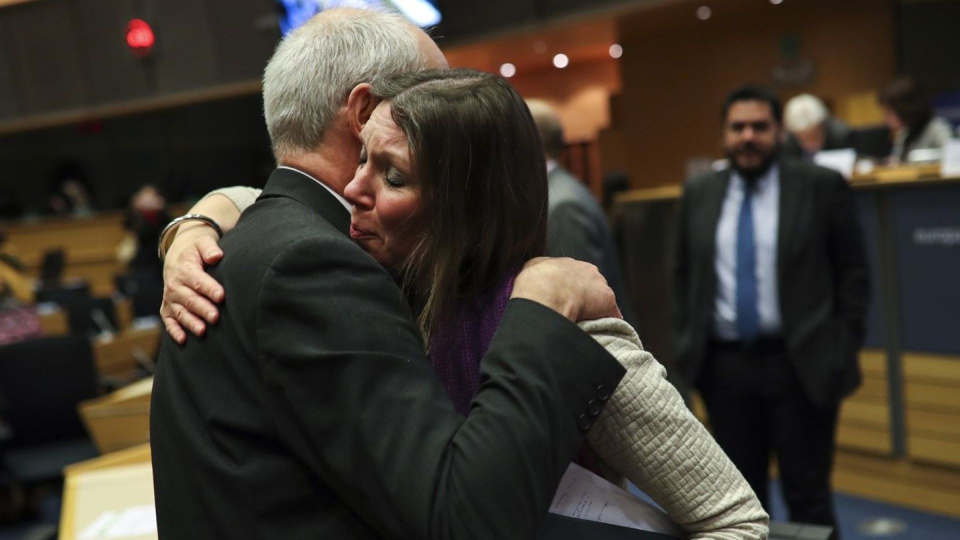 Комисията по конституционни въпроси на Европейския парламент препоръча днес да