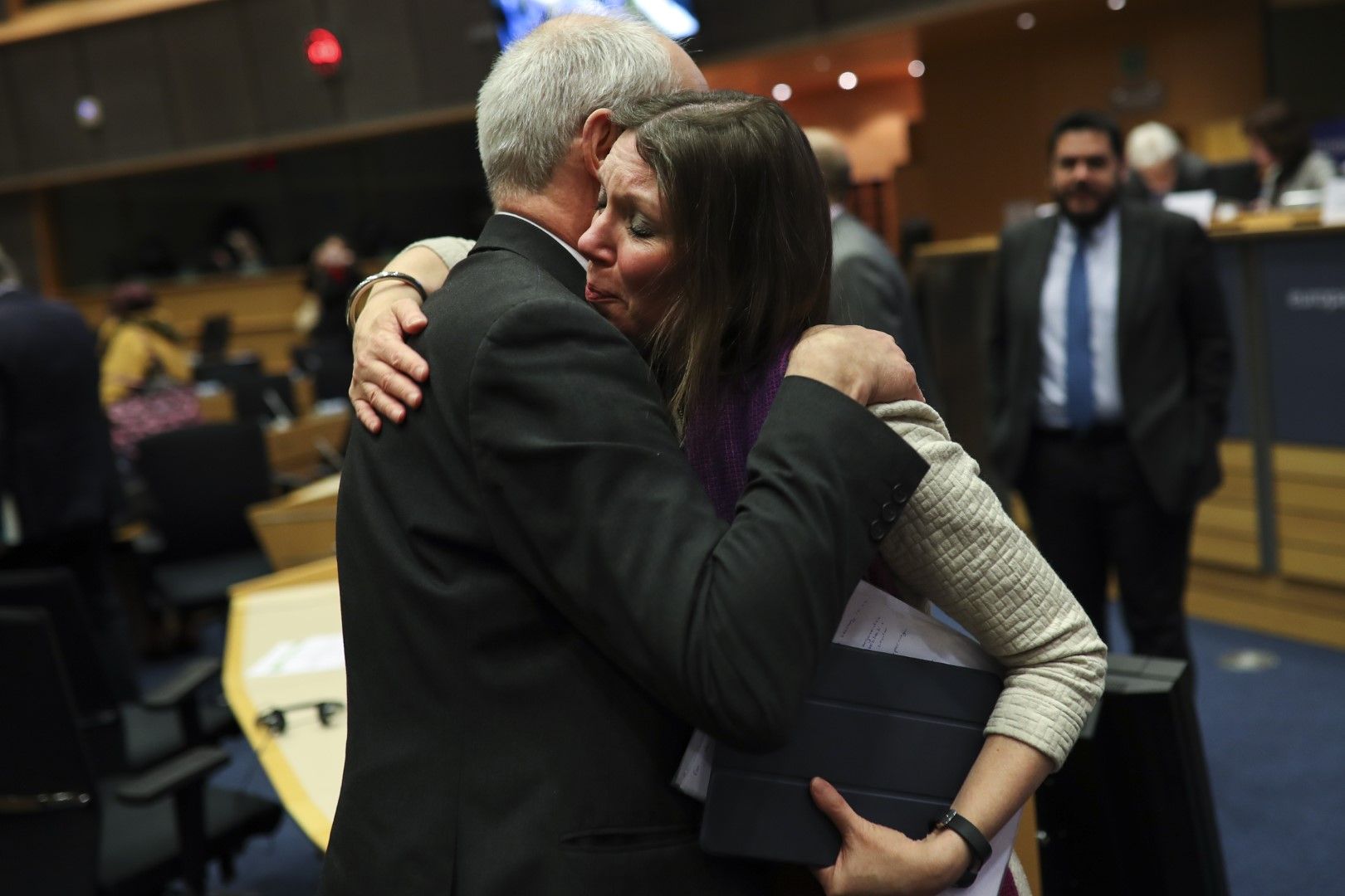Шотландската евродепутатка Айлин Маклиъд се прегръща с британския евродепутат Ричард Корбет след одобрението на споразумението за Брекзит, което гласува Конституционната комисия на Европейския парламент