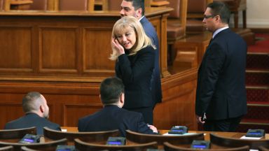 Наблюдаваме абсолютно хаотични и нелогични действия на служебния министър