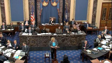 Сенатори дремят и играят игрички в процеса срещу Тръмп