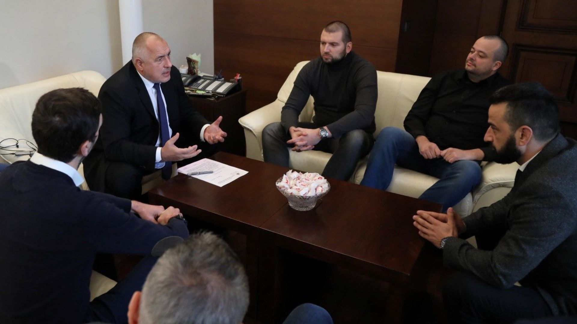 Премиерът Борисов към феновете на Левски: Клубът ще го има, вземете акциите при вас