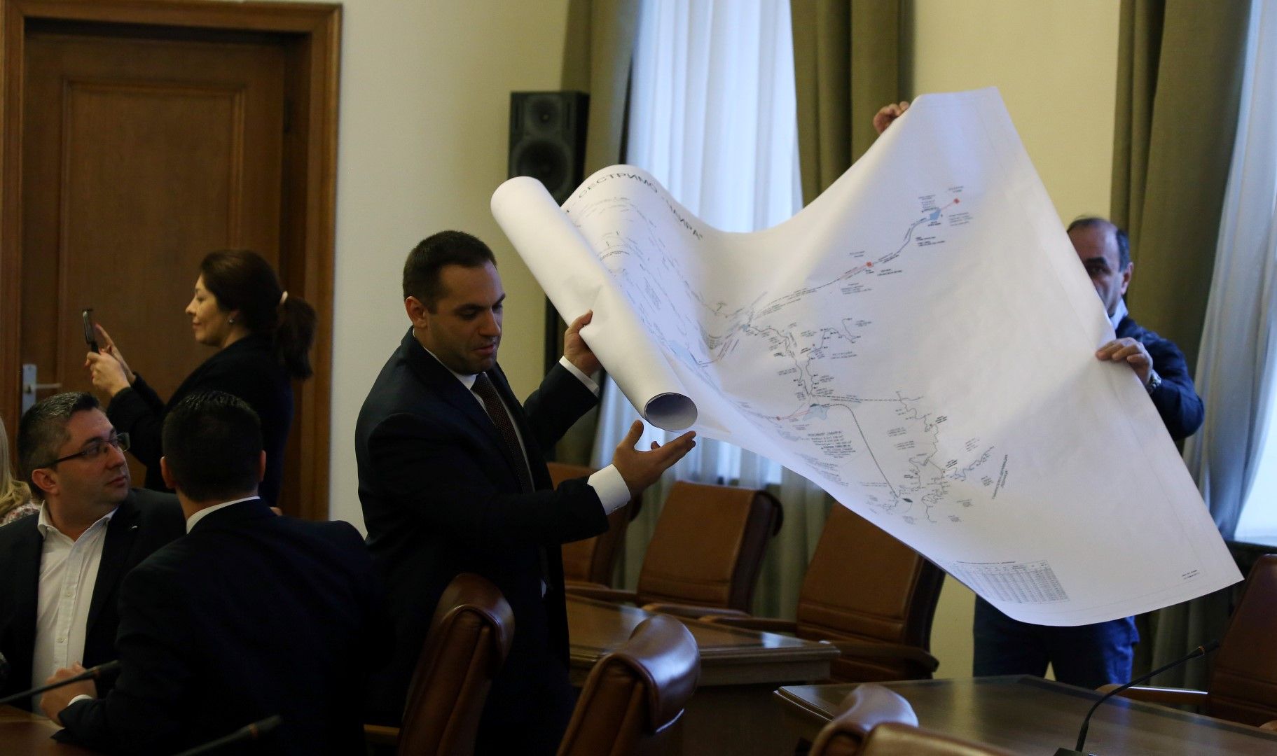 На 18 януари министърът на икономиката Емил Караниколов предложи на премиера и министрите проект за решаване на водната криза в Перник