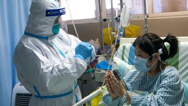 26 починали и 830 заразени: Шокиращи кадри как китайският вирус поваля хора в Хуан