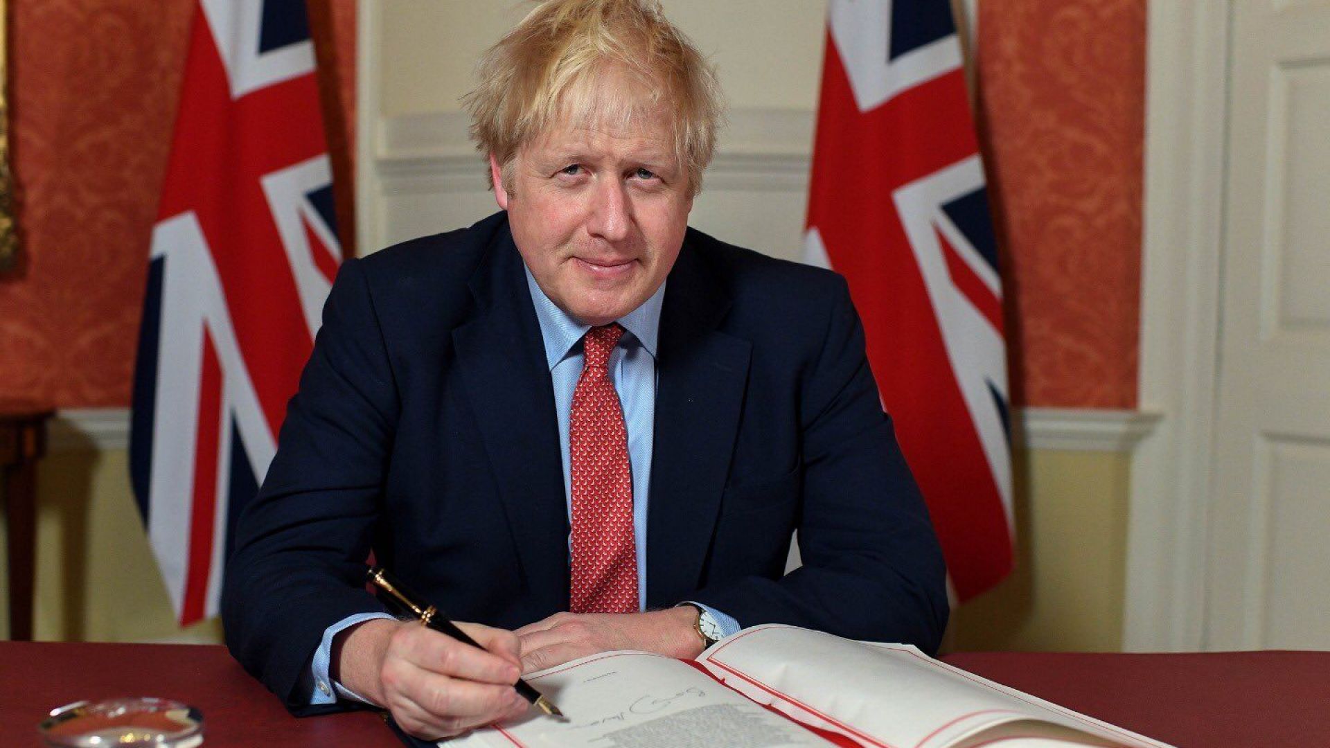 Британският премиер Борис Джонсън подписа споразумението за излизане на Обединеното